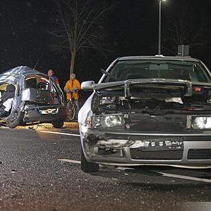Pkw prallt  in Schweinfurt gegen Tanklastzug