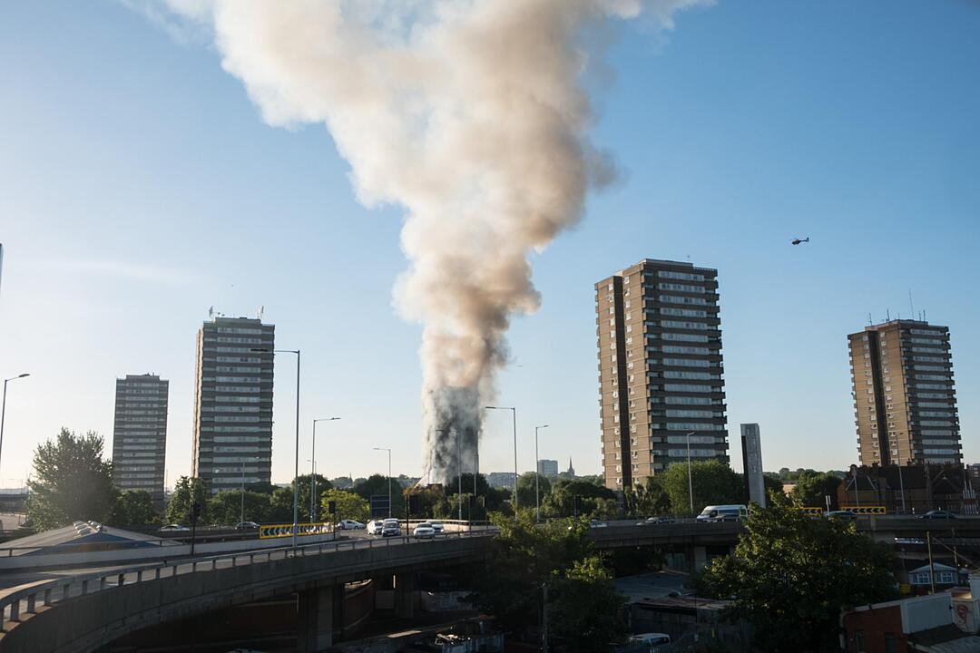 Großbrand in Londoner Hochhaus