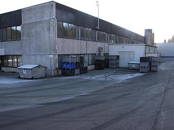 Das Gebäude der ehemaligen Firma Tekutec in Kleintettau dient als Produktionsstätte. Im Hintergrund ist das neue Logistikzentrum zu sehen. Foto: Veronika Schadeck