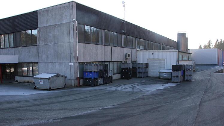 Das Gebäude der ehemaligen Firma Tekutec in Kleintettau dient als Produktionsstätte. Im Hintergrund ist das neue Logistikzentrum zu sehen. Foto: Veronika Schadeck