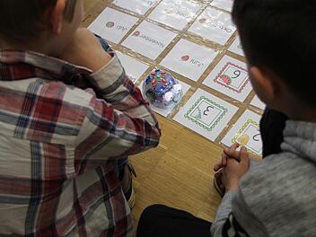 Rund 30 Schüler aus der Grundschule in Theres führten den Erwachsenen am Donnerstag vor, wie man im Kleinen programmiert. Fotos: Julia Scholl