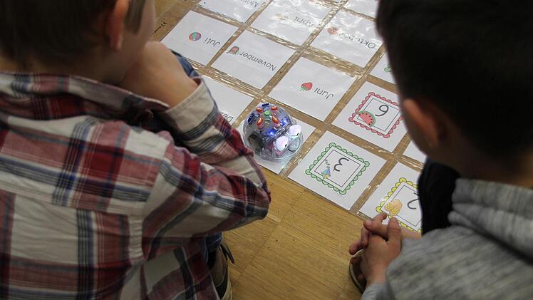 Rund 30 Schüler aus der Grundschule in Theres führten den Erwachsenen am Donnerstag vor, wie man im Kleinen programmiert. Fotos: Julia Scholl