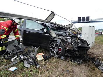 Nach der Kollision  landete der 23-jährige Fahrzeuglenker mit seinem Skoda unter der Außenleitplanke der Autobahn.  Christian Licha