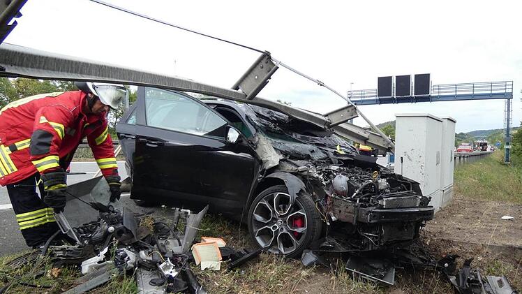 Nach der Kollision  landete der 23-jährige Fahrzeuglenker mit seinem Skoda unter der Außenleitplanke der Autobahn.  Christian Licha