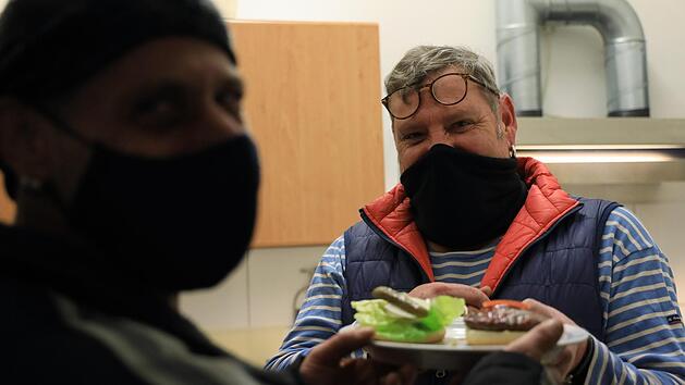 Claus Poppe (rechts) k&uuml;mmert sich um die Verpflegung in der W&auml;rmestube. Durch Corona konnten sich viele die zwei Euro daf&uuml;r nicht mehr leisten. Ein Teil der Weihnachtshilfe half in dieser Situation. Foto: Christian Fenn