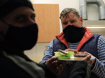 Claus Poppe (rechts) kümmert sich um die Verpflegung in der Wärmestube. Durch Corona konnten sich viele die zwei Euro dafür nicht mehr leisten. Ein Teil der Weihnachtshilfe half in dieser Situation. Foto: Christian Fenn