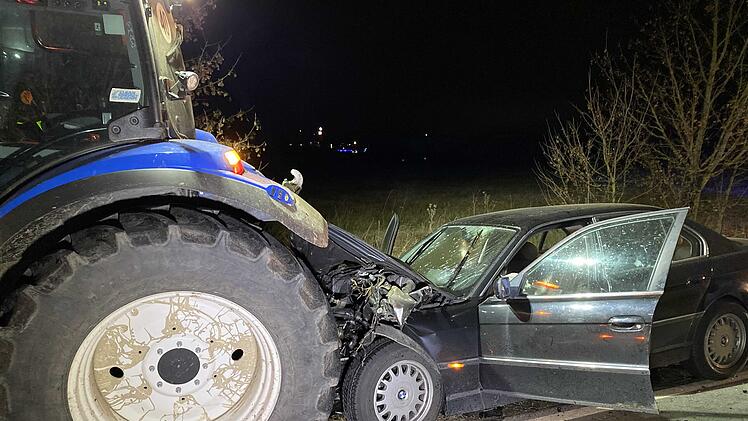 Schwerer Unfall beim &Uuml;berholen einer Traktor-Kolonne: Ein Autofahrer, der am Sonntagabend (27.12.2020) auf der Staatsstra&szlig;e 2243 in Forchheim auf H&ouml;he des Gewerbegebiets Sand&auml;cker mehrere Traktoren &uuml;berholen wollte, erlitt bei einem Zusammensto&szlig; schwere Verletzungen.