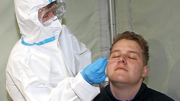 Susi B&ouml;hner nimmt im Mainleuser Testzentrum bei BRK-Mitarbeiter Andr&eacute; Huber einen Abstrich vor.