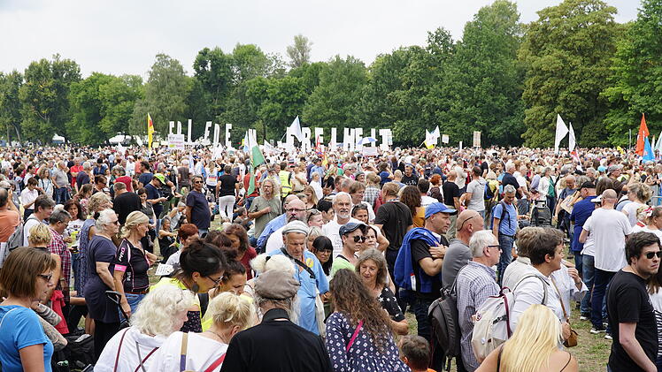Nazivergleiche inklusive: Demos zum 75. Jahrestag des Nürnberger Kodex