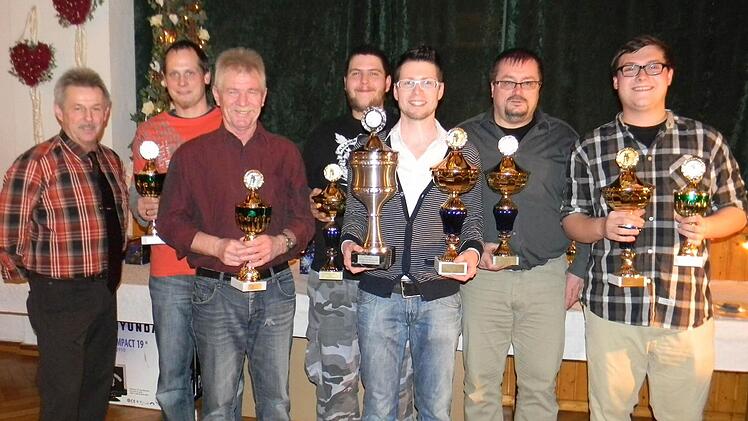 Die Clubmeister und Pokalsieger zeichnete die DJK Kirchaich aus. Unser Bild zeigt von links den Vorsitzenden Wolfgang Seyfried, Thorsten Bräuter, Georg Rumpel, Mirco Scheuring, Johannes Rumpel, Jürgen Seuling und Daniel Fuchs.