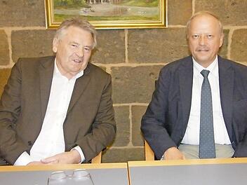 Sie ziehen von Beginn an am gleichen Strang: Bürgermeister Heribert Weber (l.) und der neue Schulleiter Rudolf Distler.  Foto: Gernot Wildt