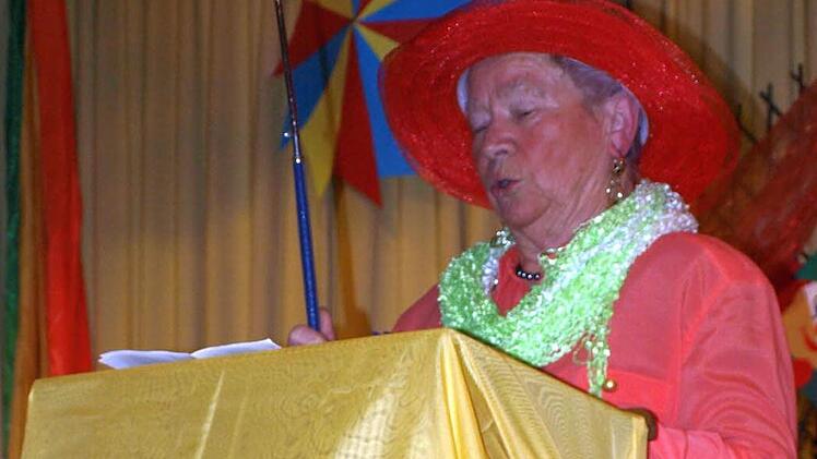 Sie brachte nichts aus der Ruhe: Irmgard Scheuring bei ihrer Büttenrede.