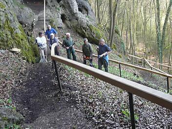 Rund 80 Meter Eichenholzgeländer haben die Helfer um den FSV-Vorsitzenden Adolf Wunder (3.v.li.) am Weg zur Neideckgrotte eingebaut.  Foto: Pöhlmann