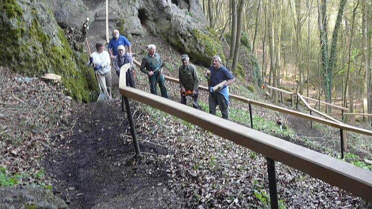 Rund 80 Meter Eichenholzgeländer haben die Helfer um den FSV-Vorsitzenden Adolf Wunder (3.v.li.) am Weg zur Neideckgrotte eingebaut.  Foto: Pöhlmann