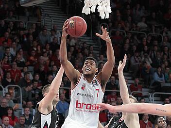 Mit Volldampf geht Ryan Thompson gegen Tadas Klimavicius (l.) und Florian Koch zum Korb und erzielt zwei Punkte. Bambergs Scharfschütze glänzte aber auch mit drei Dreiern bei vier Versuchen. Foto: sportpress