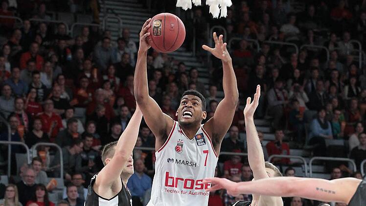 Mit Volldampf geht Ryan Thompson gegen Tadas Klimavicius (l.) und Florian Koch zum Korb und erzielt zwei Punkte. Bambergs Scharfschütze glänzte aber auch mit drei Dreiern bei vier Versuchen. Foto: sportpress