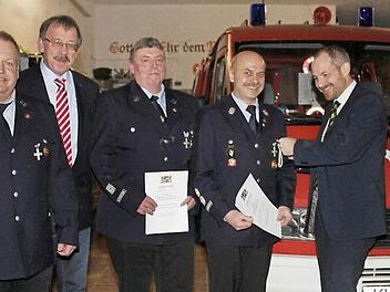 Zwei Ehrenkreuze in Gold konnte stellvertretender Landrat Jörg Kunstmann bei der Hauptversammlung der Feuerwehr Katschenreuth überreichen. Unser Bild zeigt (von links) Vorsitzenden Erwin Lauterbach, Bürgermeister Stefan Schaffranek, die Geehrten Michael Schott und Kommandant Werner Sattler sowie Jörg Kunstmann. Foto: Sonja Adam
