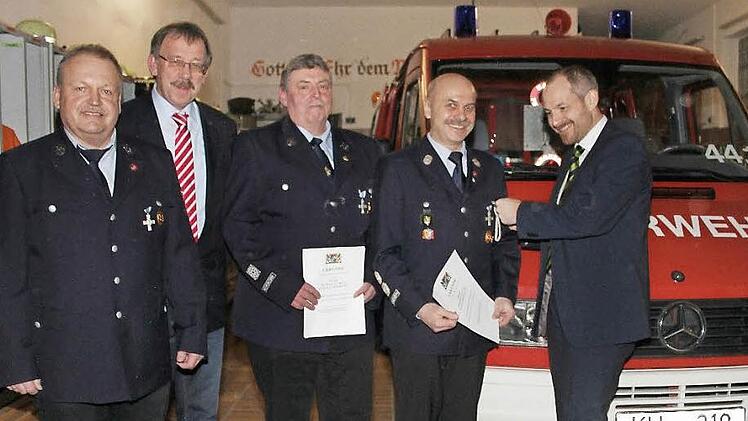 Zwei Ehrenkreuze in Gold konnte stellvertretender Landrat Jörg Kunstmann bei der Hauptversammlung der Feuerwehr Katschenreuth überreichen. Unser Bild zeigt (von links) Vorsitzenden Erwin Lauterbach, Bürgermeister Stefan Schaffranek, die Geehrten Michael Schott und Kommandant Werner Sattler sowie Jörg Kunstmann. Foto: Sonja Adam