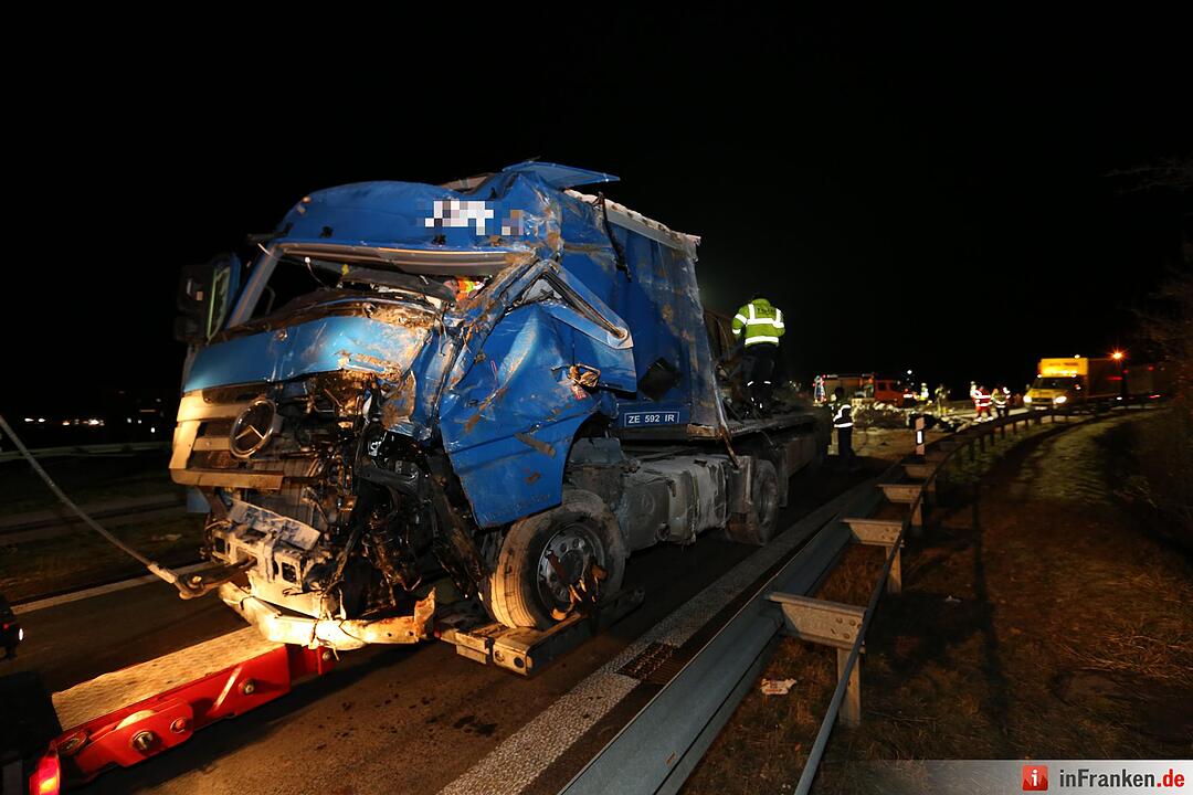 Lkw begräbt Pkw unter sich