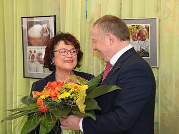 Monika Müller nimmt den Abschieds-Blumenstrauß von Thomas Bold entgegen.  Foto: Thomas Malz