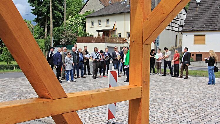Die Ibinder mit der Bewertungskommission auf dem Dorfplatz, der mit über 600 freiwilligen Arbeitsstunden hergestellt wurde. Foto: Helmut Will