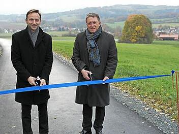 Zur offiziellen Freigabe der Gemeindeverbindungsstraße Danndorf - Oberdornlach schnitten der Mainleuser Bürgermeister Robert Bosch (links) und Kulmbachs Oberbürgermeister Henry Schramm gemeinsam das Band durch. Foto: Peter Müller
