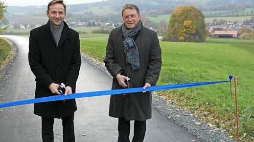 Zur offiziellen Freigabe der Gemeindeverbindungsstraße Danndorf - Oberdornlach schnitten der Mainleuser Bürgermeister Robert Bosch (links) und Kulmbachs Oberbürgermeister Henry Schramm gemeinsam das Band durch. Foto: Peter Müller