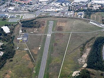 Die Genehmigung für einen neuen Flugplatz in Coburg verzögert sich. Doch Bamberg ist (noch) keine Alternative: Dort ist kein Instrumentenflug möglich. Foto: Ronald Rinklef