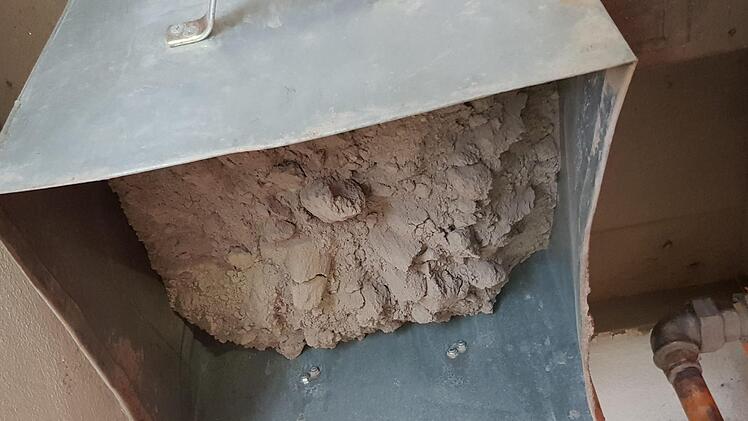 Das bleibt übrig: Feinste Asche kommt aus der Brennkammer, die sich im Garten als perfekter Dünger verwenden lässt.