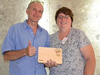 Klimamanagerin Ingrid Flieger &uuml;berreichte Frank Braun als Geschenk ein Holzbrettchen, das der Landkreis aus heimischem Holz in Kooperation mit der Realschule Kulmbach herstellen l&auml;sstUschi Prawitz