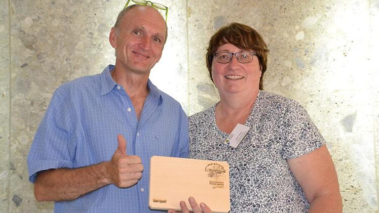 Klimamanagerin Ingrid Flieger &uuml;berreichte Frank Braun als Geschenk ein Holzbrettchen, das der Landkreis aus heimischem Holz in Kooperation mit der Realschule Kulmbach herstellen l&auml;sstUschi Prawitz