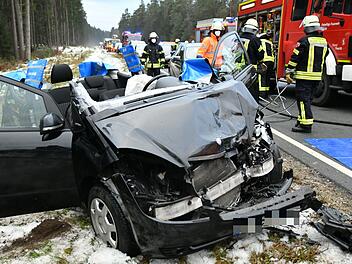 Autos kollidieren frontal miteinander