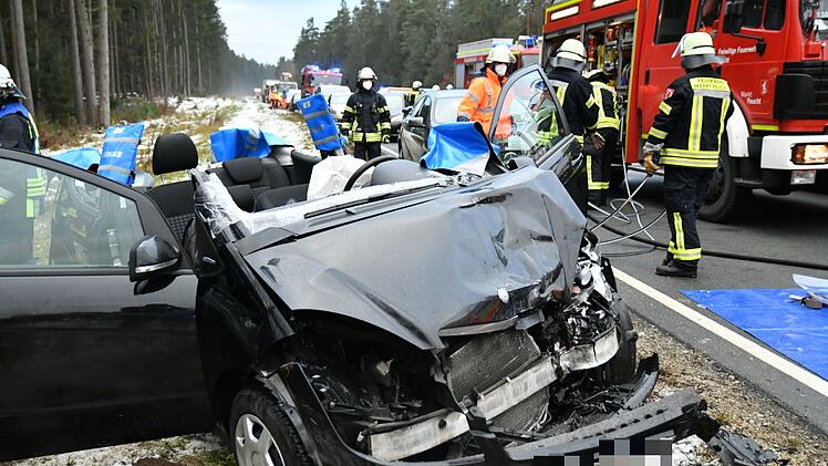 Autos kollidieren frontal miteinander