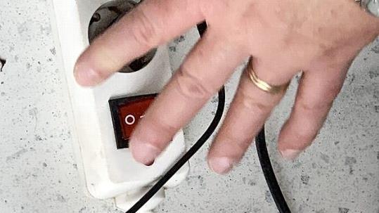 Es ist nur ein Drücker, schon ist die Steckdose aus.