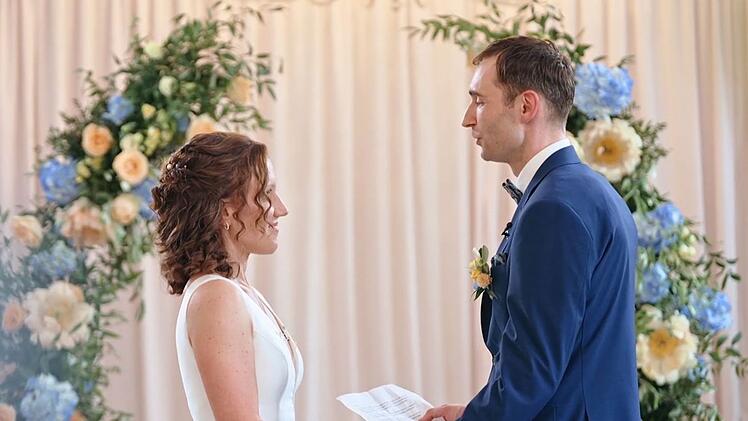 Sarah und Martin sagen Ja zueinander.