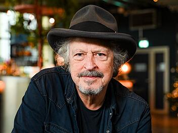 Wolfgang Niedecken wurde in diesem Fr&uuml;hjahr 75 - und seine Band BAP 50 Jahre alt. Grund genug, um mit einem Dokumentarfilm zur&uuml;ckzublicken. "Verdamp lang her - 50 Jahre BAP" erz&auml;hlt die unglaubliche Geschichte von BAP - und zeigt, wie einflussreich die Band war.