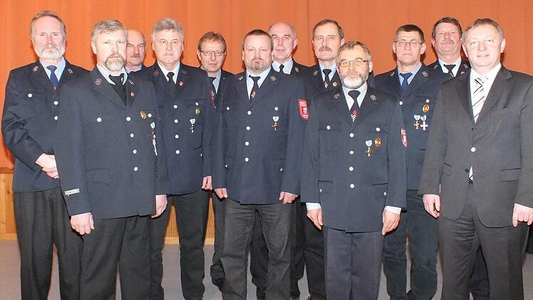 Landrat Thomas Bold (rechts) ehrte die Feuerwehrmänner, die seit 40 Jahren aktiv dabei sind.