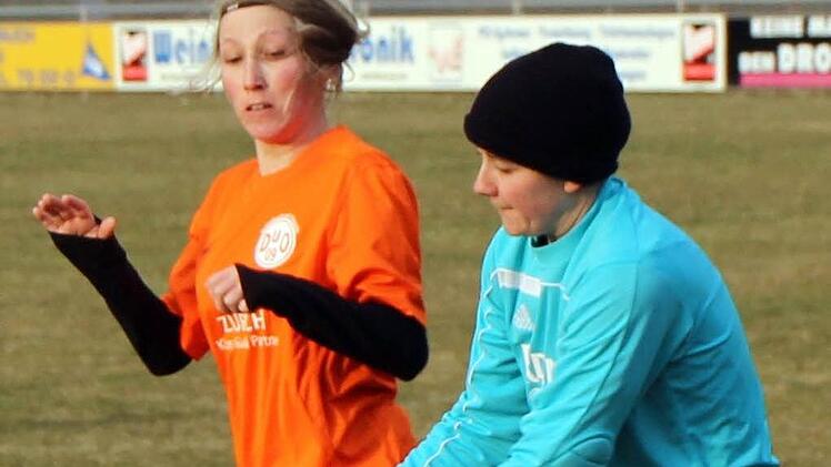 Würzburgs Torfrau Katharina Meyer schnappt sich den Ball vor Julia Rohmann (DuO). Foto: Thomas