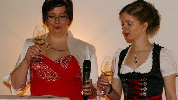 Franziska und Lena stellen zusammen die Wein der Weinprobe vor.