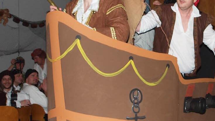 Das Piratenschiff des Angelsportvereins sah nach langer Irrfahrt endlich Land.