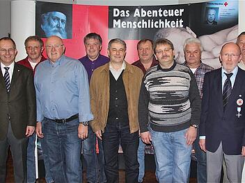 Sie freuen sich über die Ehrungen für 100- und 125-malige Blutspenden (vorne, von links): Kreisvorsitzender Dr. Alexander Siebel, Erhard Löser (125 Blutspenden), Albrecht Müller (100), Christian Robert Beck (100), Blutspendeleiter Heribert Gritsch und Bereitschaftsleiter Alexander Kretz; (hinten, von links): Erich Roth (100), Axel Dietrich (100), Wolfgang Schmid (125), Werner Metz (100) und Berthold Seidenthal (100). Foto: Gerd Schaar