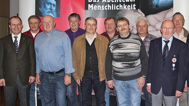 Sie freuen sich über die Ehrungen für 100- und 125-malige Blutspenden (vorne, von links): Kreisvorsitzender Dr. Alexander Siebel, Erhard Löser (125 Blutspenden), Albrecht Müller (100), Christian Robert Beck (100), Blutspendeleiter Heribert Gritsch und Bereitschaftsleiter Alexander Kretz; (hinten, von links): Erich Roth (100), Axel Dietrich (100), Wolfgang Schmid (125), Werner Metz (100) und Berthold Seidenthal (100). Foto: Gerd Schaar