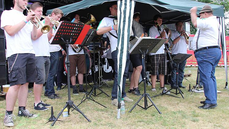 "Da darf jeder mitspielen" - auch die Jungmusiker der Bands: die Kirchweihmusiker eröffneten das Festival, wie in Wacken die Feuerwehrkapelle.