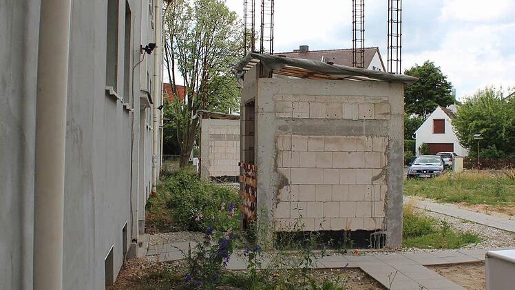 Die Mieter der Wohnblocks in der Höchstadter St.-Georg-Straße leben seit bald zwei Jahren auf einer Baustelle. Foto: Andreas Dorsch