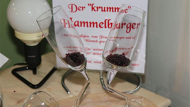 Die krummen Hammelburger am Stand von Glaskünstler Franz Sickert.