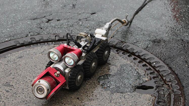 Das Kamerafahrzeug dokumentiert Anzahl und Lage der einzelnen Hausanschlüsse. Foto: Ulrike Müller