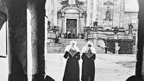 Nonnen passieren das Tor zum Kloster St. Michaelsberg - eine historische Aufnahme aus der Ausstellung. Foto: Stadtarchiv