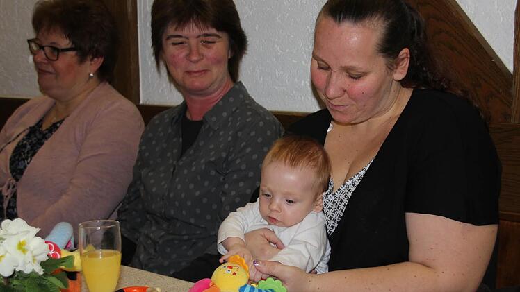 Für Nachwuchs ist gesorgt: Die kleine Zoe stand schon auf dem Fußballplatz, da war sie gerade eine Woche alt, erzählte die Mama und Ehefrau von Jugendtrainer Thomas Stühler-Ressel. Foto: Ralf Kestel