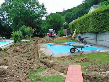 Ein Bagger zieht derzeit Gräben im Gräfenberger Freibad. Fotos: Petra Malbrich