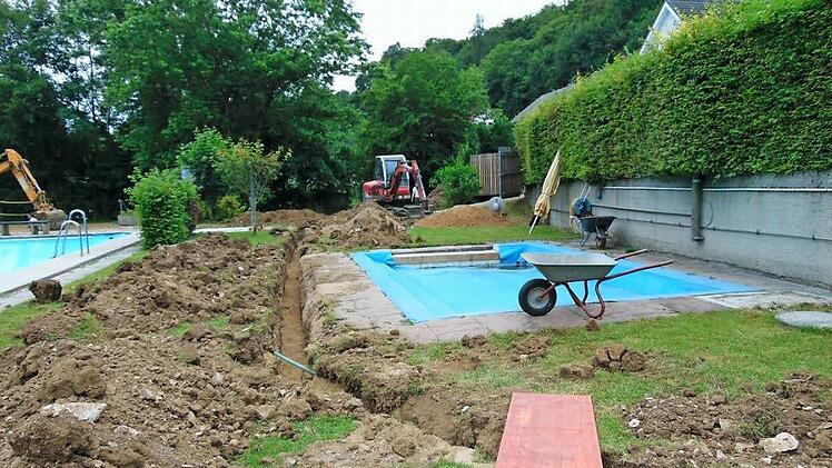 Ein Bagger zieht derzeit Gräben im Gräfenberger Freibad. Fotos: Petra Malbrich
